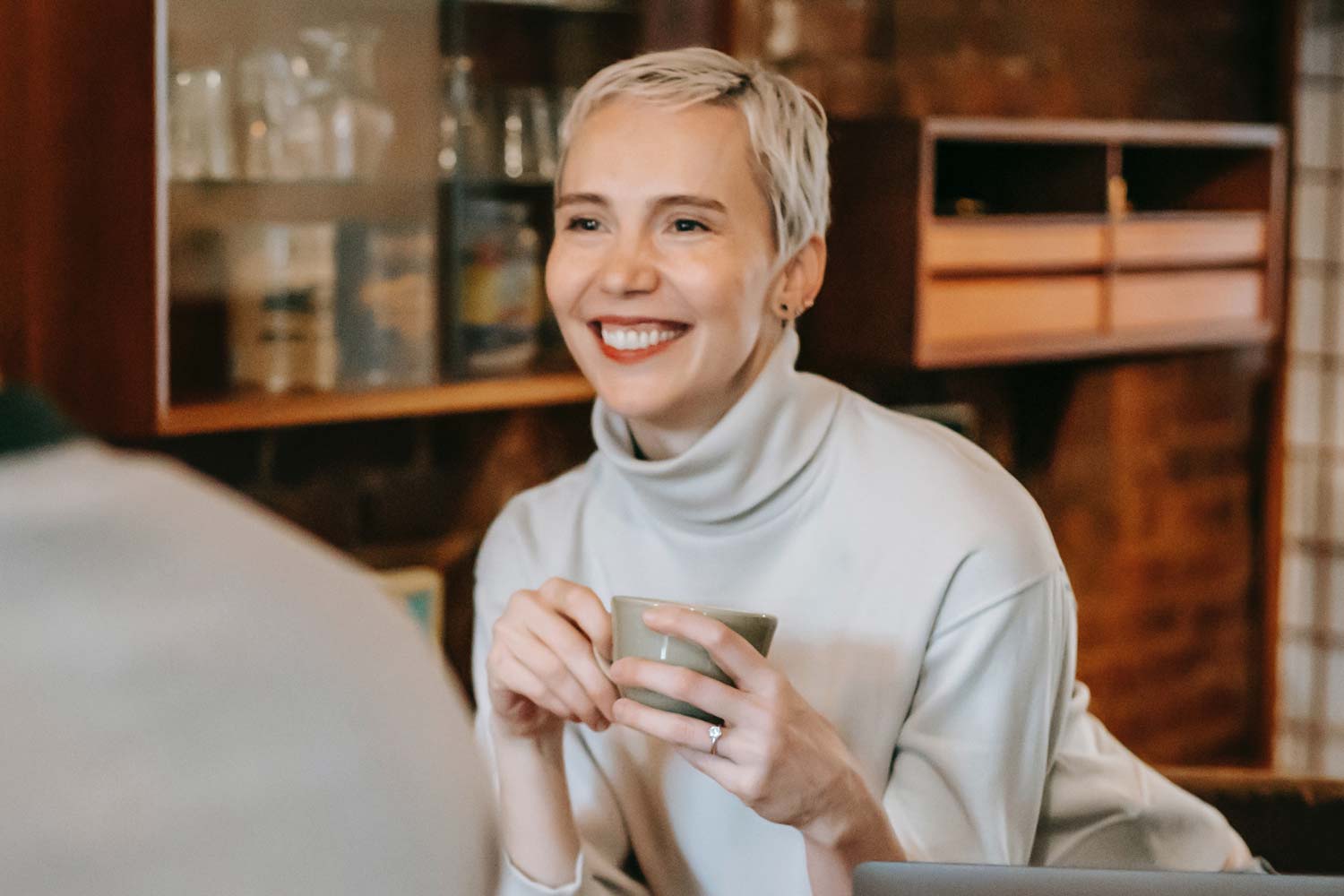 cafea-zambet-persoana-albire-dinti